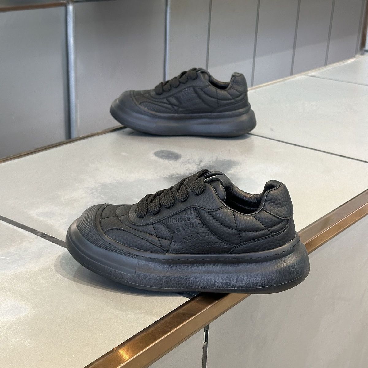 Men & Women Casual Sneakers – Lightweight Platform Shoes for Daily Wear.Comfort meets style — designed for everyday walking, commuting, and casual outfits.