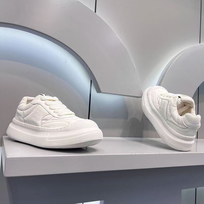 Men & Women Casual Sneakers – Lightweight Platform Shoes for Daily Wear.Comfort meets style — designed for everyday walking, commuting, and casual outfits.