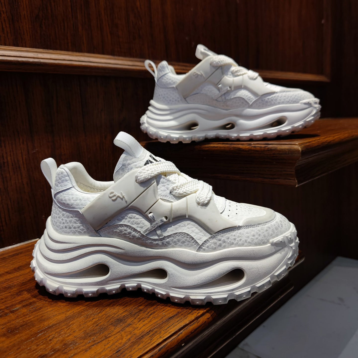 Chunky Platform Sneakers for Men & Women – Breathable Fashion Dad Shoes with Cushioned Sole.Modern chunky sneakers designed for everyday comfort, street style, and all-day support.